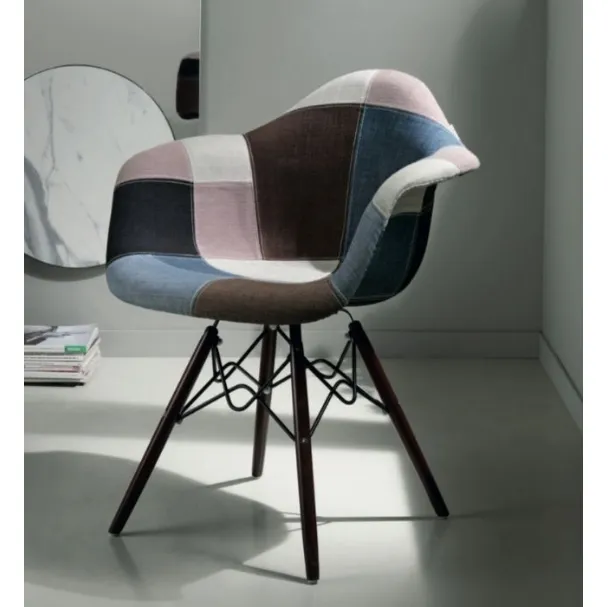 Poltroncina in tessuto patchwork con gambe in legno Milli di Capodarte