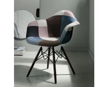 Poltroncina in tessuto patchwork con gambe in legno Milli di Capodarte