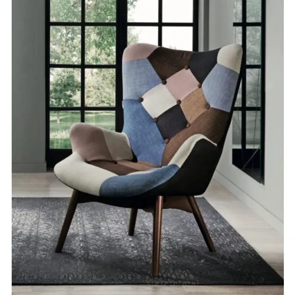 Poltrona in tessuto patchwork con gambe in legno Vilma di Capodarte