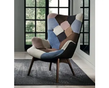Poltrona in tessuto patchwork con gambe in legno Vilma di Capodarte