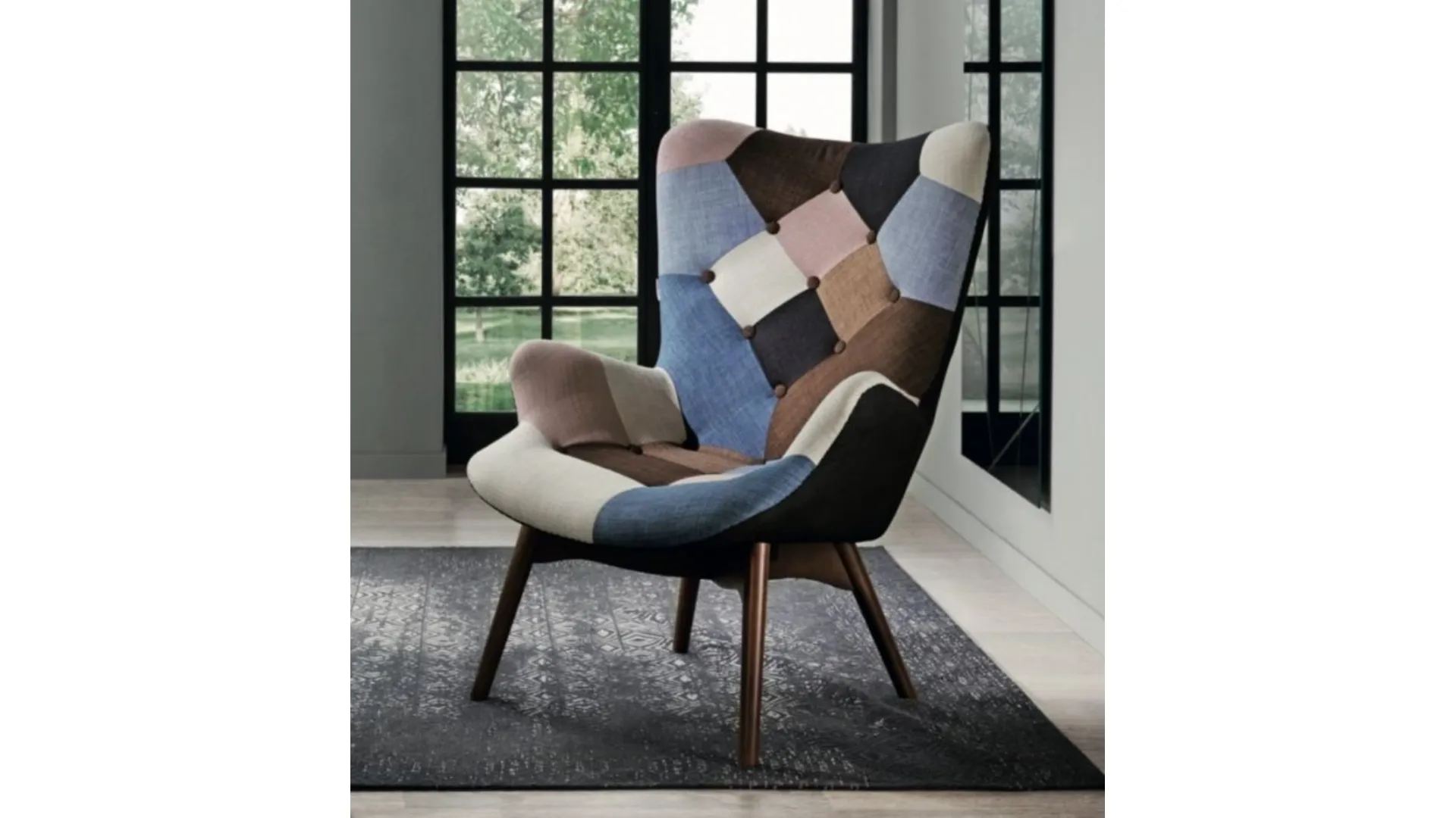 Poltrona in tessuto patchwork con gambe in legno Vilma di Capodarte