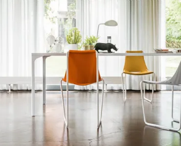 Sedia con struttura in metallo e seduta in cuoio in vari colori Apelle S M CU di Midj