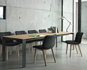 Sedia Kuga in tessuto imbottito e trapuntato con base in legno di Bontempi