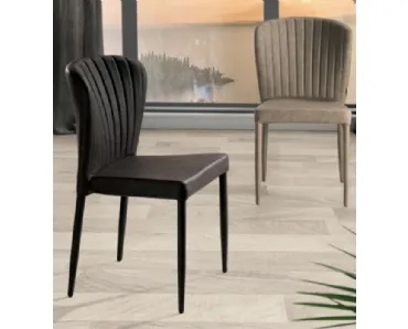 Sedia Brand in ecopelle vintage con schienale impunturato a fasce verticali di Capodarte