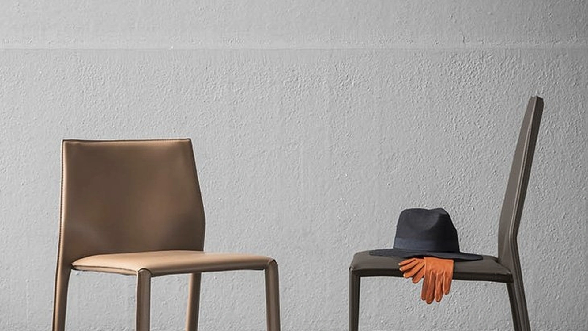 Sedia Corium in cuoio di  Alf Da Frè