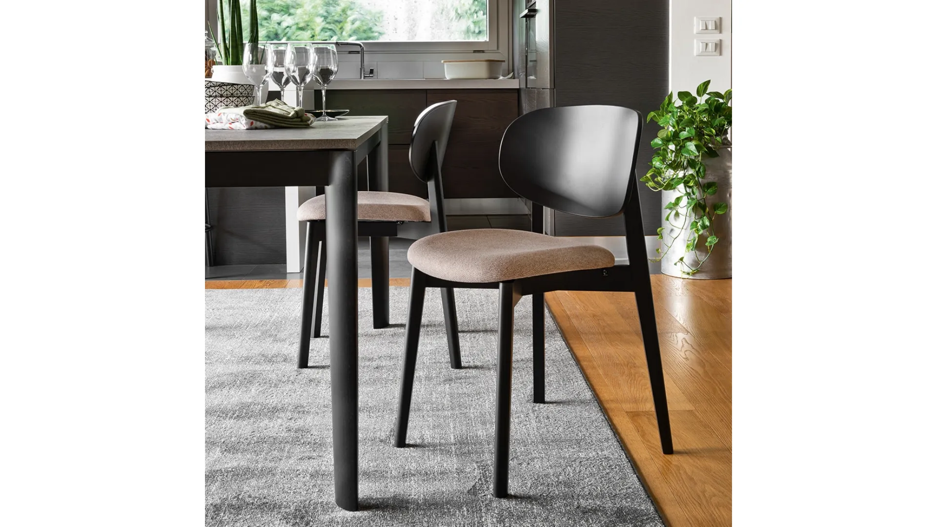 Sedia in legno dal design classico con seduta imbottita Eide di Connubia
