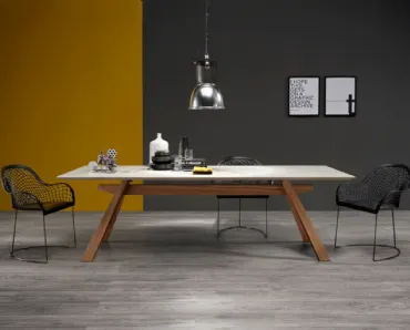 Sedia in cuoio con braccioli con base a slitta in acciaio Guapa PM C U di Midj