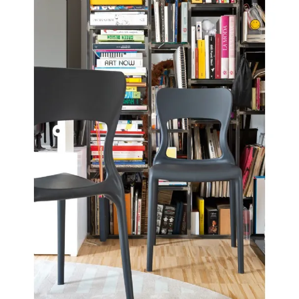 Sedia di design in polipropilene grigio opaco Helios di Connubia