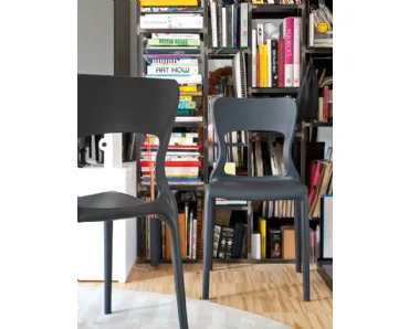 Sedia di design in polipropilene grigio opaco Helios di Connubia