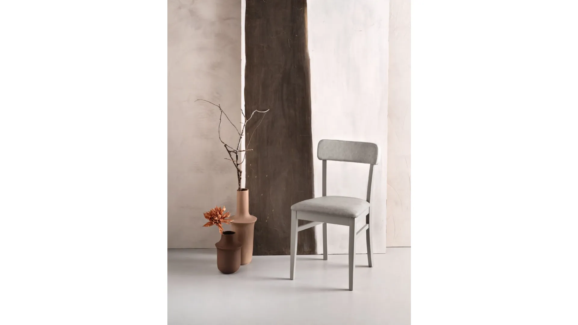 Sedia Lipsia in legno rivestita in ecopelle di Capodarte