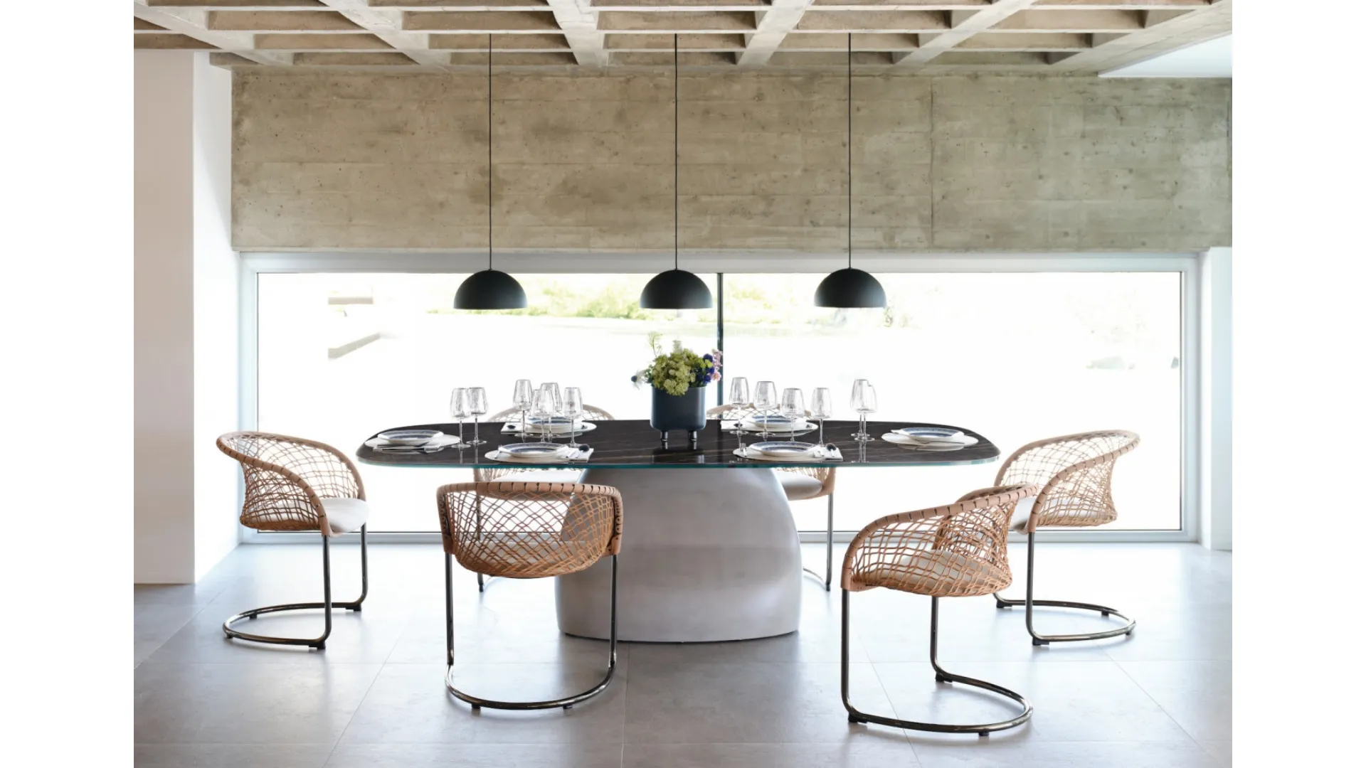 Sedia con base in metalllo, schienale in cuoio e seduta in pelle P47 P M TS-CU di Midj