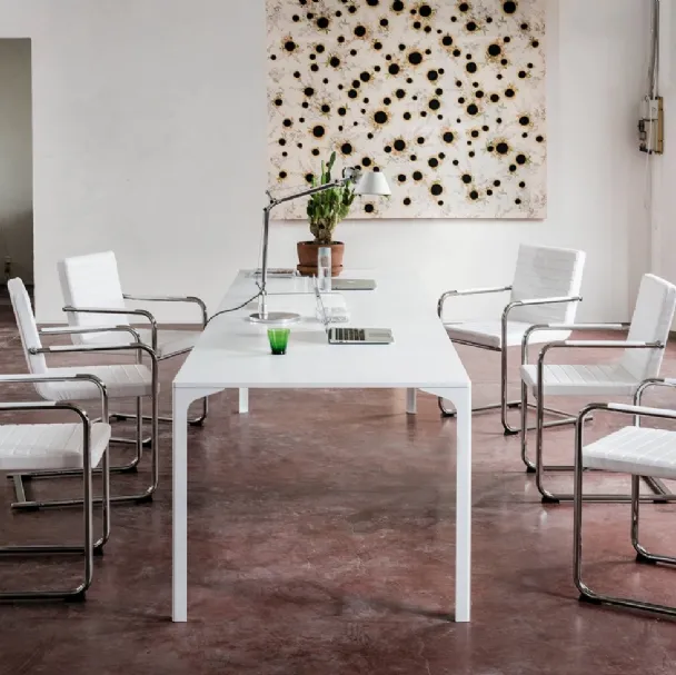 Tavolo realizzato completamente in metallo verniciato Bianco Armando di Midj