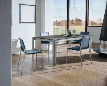Tavolo Chef con top in melaminico cemento e base in acciaio laccato di Bontempi
