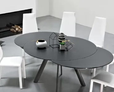 Tavolo allungabile Giro con top in cristallo antigraffio opaco e base in acciaio inox di Bontempi