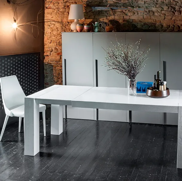 Tavolo allungabile Mini Brooklyn in Rovere massello laccato di Devina Nais