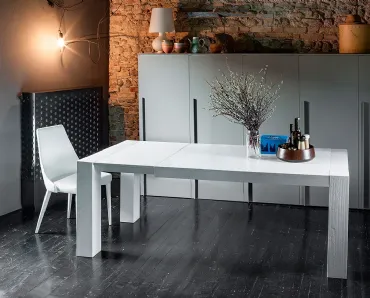 Tavolo allungabile Mini Brooklyn in Rovere massello laccato di Devina Nais