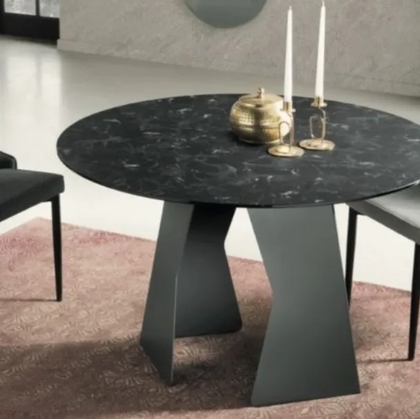 Tavolo rotondo Cassius con base in metallo verniciato e piano in vetro laminato effetto marmo di Capodarte