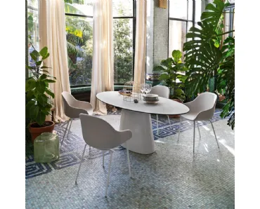 Tavolo fisso con piano ovale in ceramica e base monolitica in lamiera curvata Ellisse di Connubia