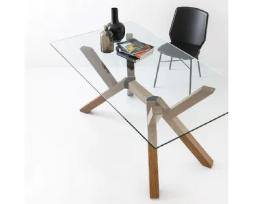Tavolo Mikado con top in vetro e gambe in legno di Connubia