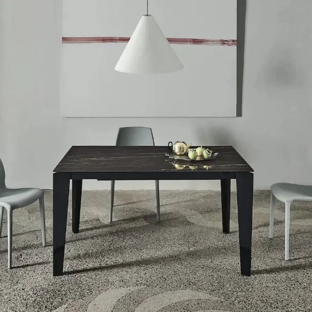 Tavolo allungabile Cruz XXL con top in SuperMarmo e base in acciaio laccato di Bontempi