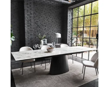 Tavolo Ellisse con top in ceramica e base monolitica in lamiera di Connubia