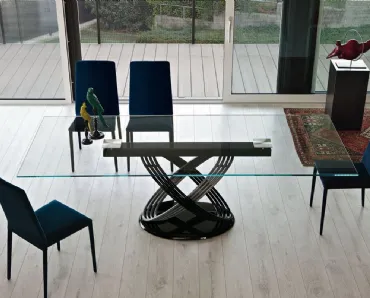 Tavolo Fusion con top in cristallo e base in acciaio laccato di Bontempi