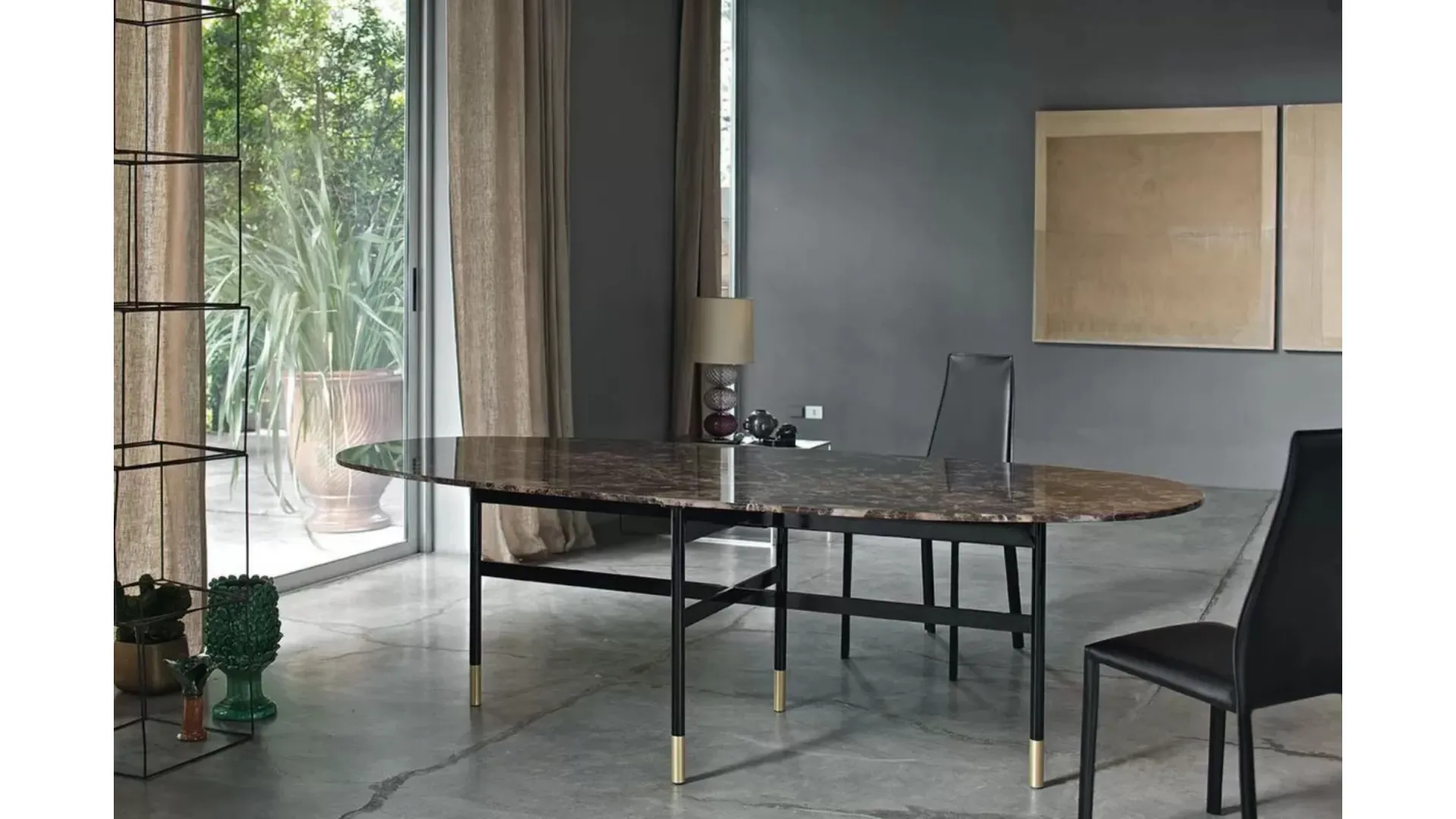 Tavolo Glamour con top in Marmo Naturale e base in acciaio laccato di Bontempi