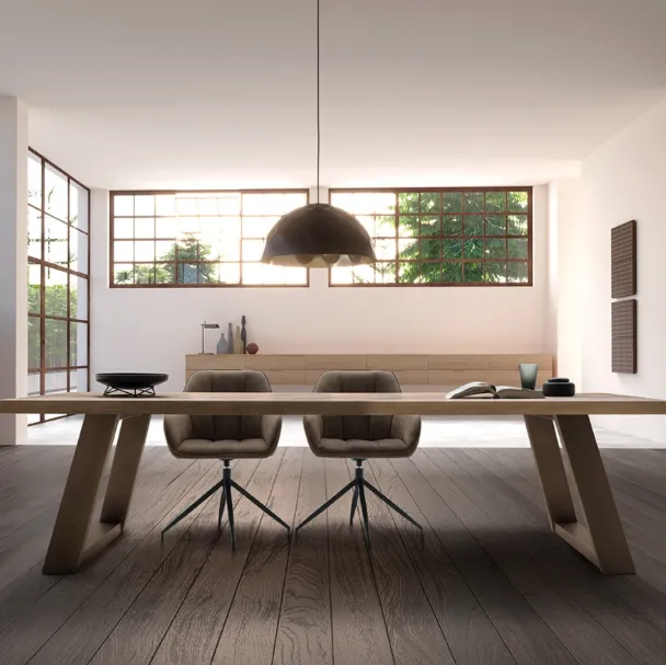 Tavolo Wood in legno massello di Rovere con base in ferro di Devina Nais