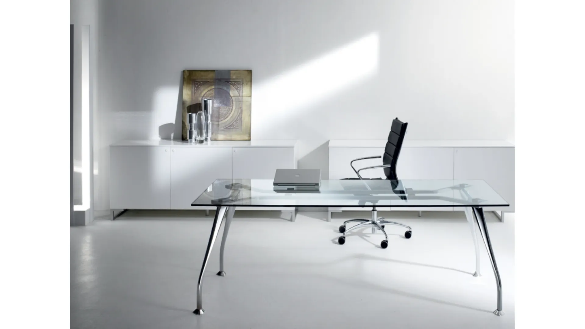 Scrivania Direzionale di design Segno con top in vetro e base con finitura cromata di Della Rovere